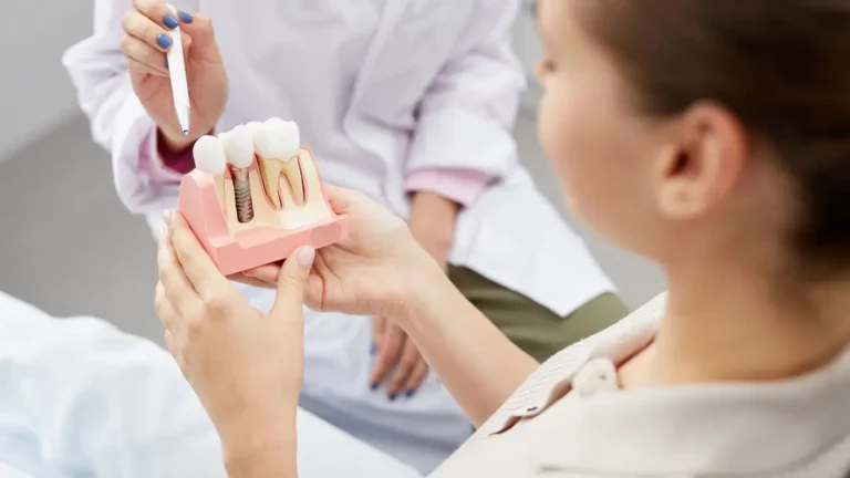 O que acontece se não fizer implante dentário